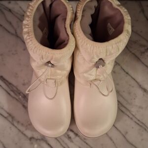 CROCS Woman's white/off white snow boots
